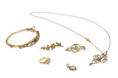 Lot 209 - A group of early 20th century jewellery,...