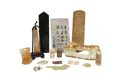 Lot 586 - A SMALL COLLECTION OF CHINESE ARCHAISTIC JADE PLAQUES AND CHIMES.