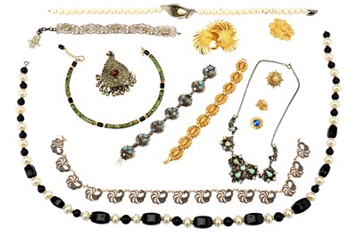Lot 35 - A large group of costume jewellery, comprising...