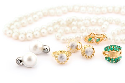 Lot 32 - A small group of jewellery, comprising a...