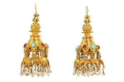 Lot 75 - A PAIR OF FATIMID-REVIVAL GOLDEN FILIGREE EARRINGS