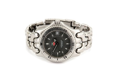 Lot 59 - TAG HEUER. A MEN'S STAINLESS STEEL QUARTZ...