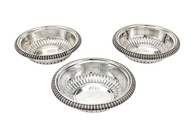 Lot 405 - A set of three mid-20th century Italian 800 standard silver bowls, Alessandria 1944-68 by C. & Ricci (est. 1935)