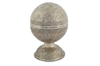 Lot 310 - A MALAY SILVER LIDDED BETROTHAL BETEL CUP (BER PINANG)