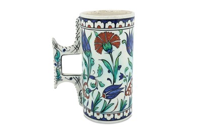 Lot 115 - A LARGE IZNIK-STYLE CANTAGALLI POTTERY TANKARD