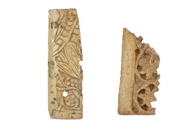 Lot 74 - λ TWO UMAYYAD CARVED BONE FRAGMENTS