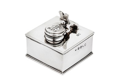 Lot 440 - A George III sterling silver travelling inkwell, London 1814 by John Douglas (reg. 31st Jan 1804)