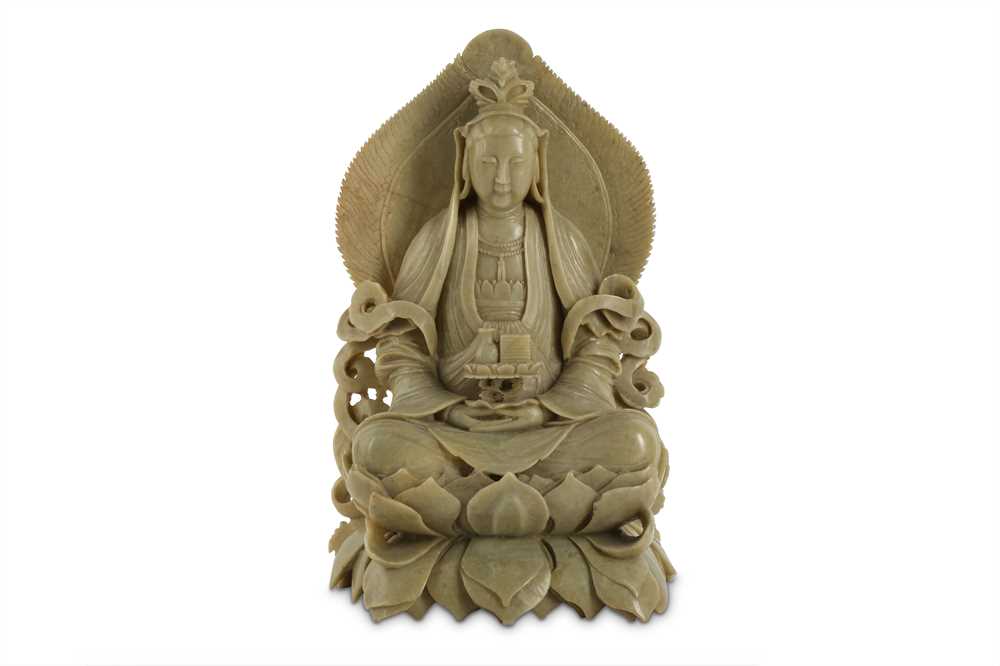 Lot 65 - A CHINESE GREEN SOAPSTONE FIGURE OF GUANYIN.