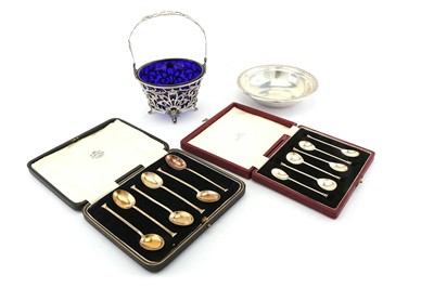 Lot 129 - A mixed group including an early 20th century...