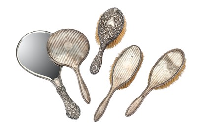 Lot 112 - A mixed group of sterling silver dressing...