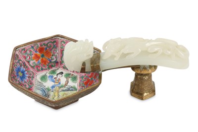 Lot 512 - A CHINESE WHITE JADE 'DRAGON' BELT HOOK.