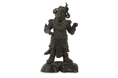 Lot 392 - A CHINESE BRONZE FIGURE OF A WARRIOR.