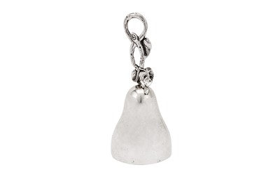 Lot 219 - An Edwardian sterling silver novelty table bell, London 1901 by Holland, Aldwinckle & Slater