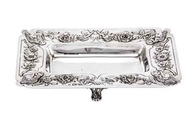 Lot 521 - An Edwardian sterling silver arts and crafts side dish / bowl, London 1907 by Latino Movio (1858 - 1949) for Holland, Aldwinckle & Slater