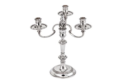 Lot 382 - An Elizabeth II sterling silver three-light candelabrum, London 1990 by Mappin and Webb