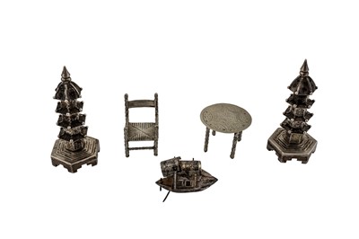 Lot 180 - A pair of early 20th century Chinese Exprot silver pepper pots, Hong Kong circa 1920 mark of Wang Hing