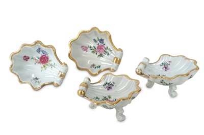 Lot 118 - A SET OF FOUR CHINESE FAMILLE ROSE SHELL-SHAPED SALTS.