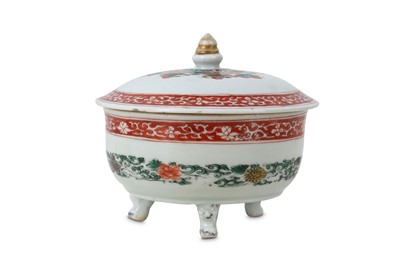 Lot 112 - A CHINESE FAMILLE VERTE CIRCULAR BOX AND COVER.