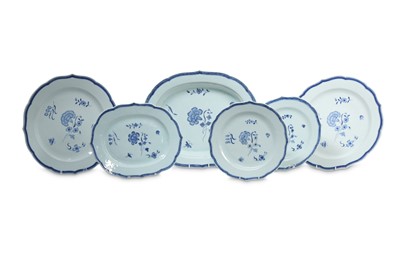 Lot 123 - A PART SET OF CHINESE BLUE AND WHITE DISHES.