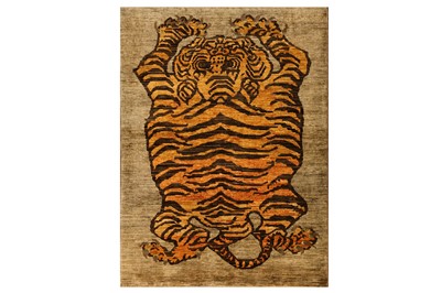 Lot 43 - FINE TIGER DESIGN RUG