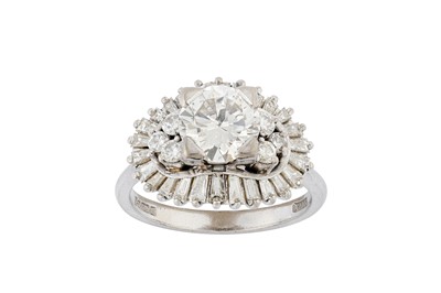 Lot 2 - A diamond dress ring