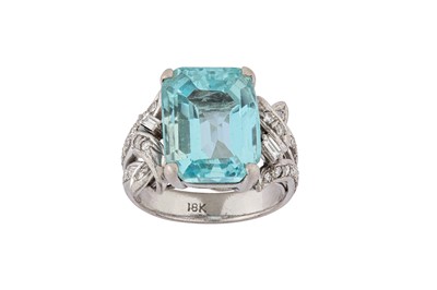 Lot 17 - An aquamarine and diamond dress ring