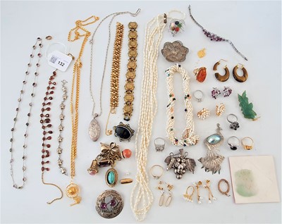 Lot 132 - A group lot of jewellery and costume jewellery
