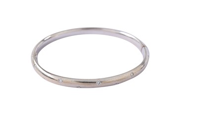 Lot 19 - A diamond bangle