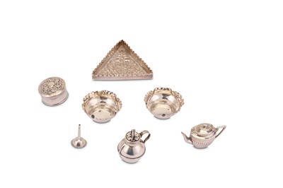 Lot 380 - A mixed group, including an Edwardian sterling silver novelty pepper pot, Birmingham 1907 by William Griffiths & Sons