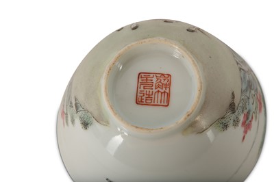 Lot 22 - A CHINESE FAMILLE ROSE 'EQUESTRIAN OFFICIAL' BOWL.