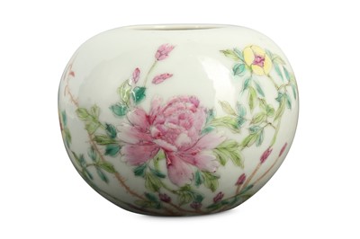 Lot 410 - A CHINESE FAMILLE ROSE 'ROSES' WATERPOT, PINGGUO ZUN.