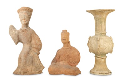 Lot 472 - TWO CHINESE POTTERY FIGURES AND A VASE, GU.