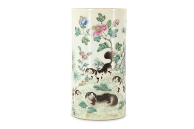 Lot 412 - A CHINESE FAMILLE ROSE 'SPANIELS' BRUSHPOT, BITONG.