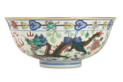 Lot 251 - A CHINESE WUCAI 'DRAGON AND PHOENIX' BOWL.