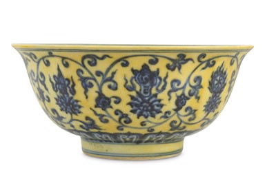 Lot 252 - A CHINESE BLUE AND WHITE YELLOW-GROUND 'BAJIXIANG' BOWL.