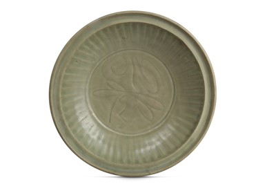 Lot 184 - A CHINESE LONGQUAN CELADON DISH.