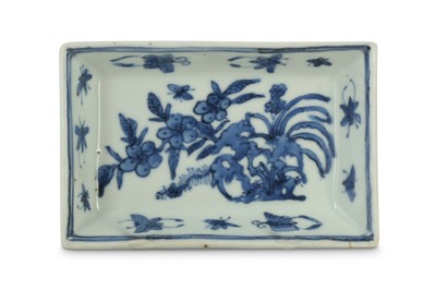 Lot 176 - A CHINESE BLUE AND WHITE RECTANGULAR TRAY.