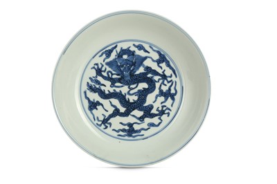 Lot 175 - A CHINESE BLUE AND WHITE 'DRAGON' DISH.