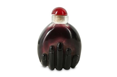 Lot 8 - A CHINESE PURPLE GLASS 'HAND' SNUFF BOTTLE.