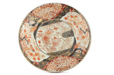 Lot 693 - A LARGE JAPANESE IMARI CHARGER.