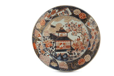 Lot 694 - A LARGE JAPANESE IMARI CHARGER.