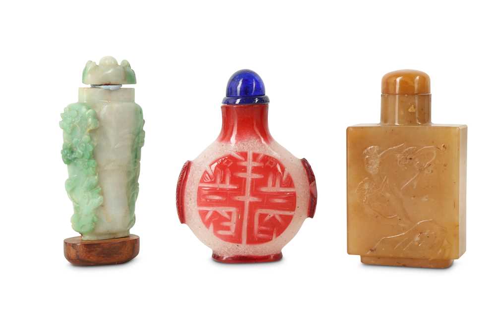 Lot 17 - THREE CHINESE SNUFF BOTTLES.