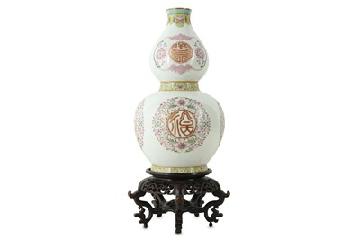 Lot 414 - A CHINESE FAMILLE ROSE DOUBLE GOURD VASE.