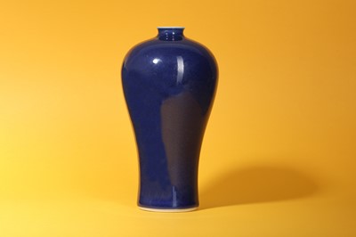 Lot 70 - A CHINESE POWDER BLUE GLAZED VASE, MEIPING.