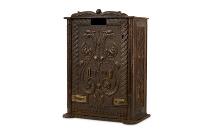 Lot 139 - A LATE 19TH / EARLY 20TH CENTURY CAST IRON SOVEREIGN CHANGER