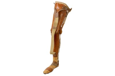 Lot 109 - A WW1 LEATHER AND CARVED WOOD PROSTHETIC LEG