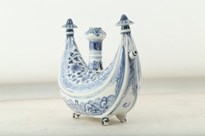 Lot 164 - A RARE CHINESE BLUE AND WHITE BOAT-SHAPED PILGRIM'S FLASK.