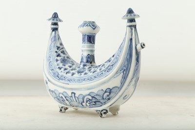 Lot 164 - A RARE CHINESE BLUE AND WHITE BOAT-SHAPED PILGRIM'S FLASK.