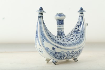 Lot 164 - A RARE CHINESE BLUE AND WHITE BOAT-SHAPED PILGRIM'S FLASK.