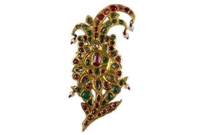 Lot 89 - * A QAJAR BEJEWELLED DIAMOND-ENCRUSTED GOLD TURBAN ORNAMENT